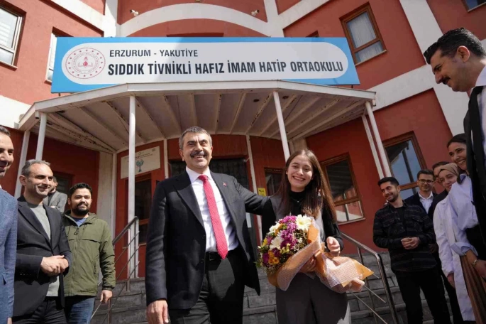 Milli Eğitim Bakanı Tekin’den matematik öğretmenine sürpriz doğum günü kutlaması