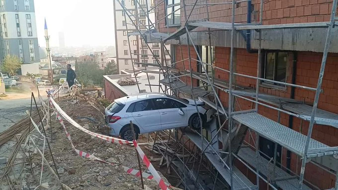 Görenler şaştı kaldı: Otomobilde mahsur kalan 4 kişi kurtarıldı