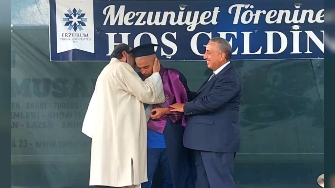 Milli kayakçı Muhsin Murat Bingül, üniversiteden mezun oldu