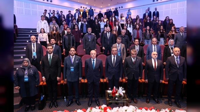 Erzurum Büyükşehir Belediye Başkanı Mehmet Sekmen’den gençlere: İş bilenin, kılıç kuşananın