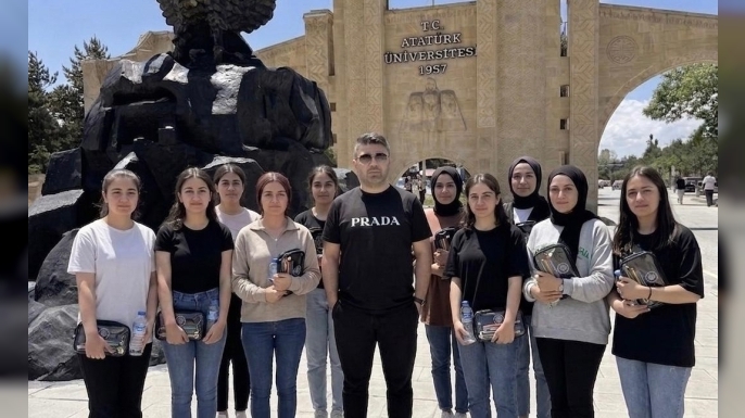 Erzurumlu iş insanı Ferit Kaya 10 depremzede öğrencinin sınav heyecanına ortak oldu