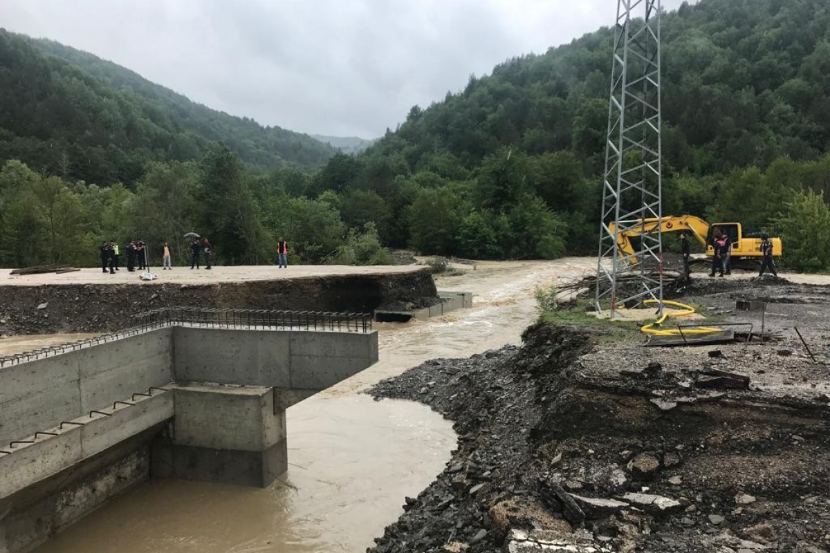 Sel sebebiyle kapanan yoldaki ulaşım, açılan servis yolundan sağlanacak