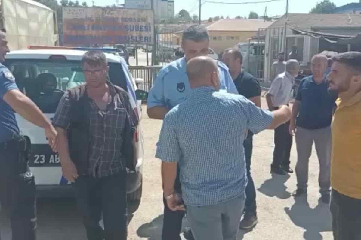 Kasaplar bıçakla üzerine yürüdükleri gazetecileri darp etti