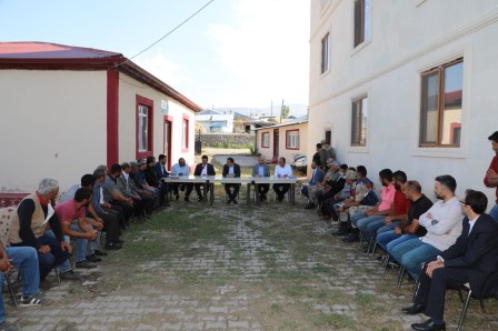 Vali Öksüz köylerde vatandaşlarla buluştu