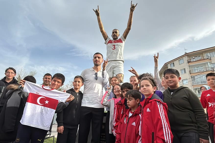 Merih Demiral, Bolu’daki ‘Bozkurt’ heykelinin yanında: "İyi ki de yapmışım"