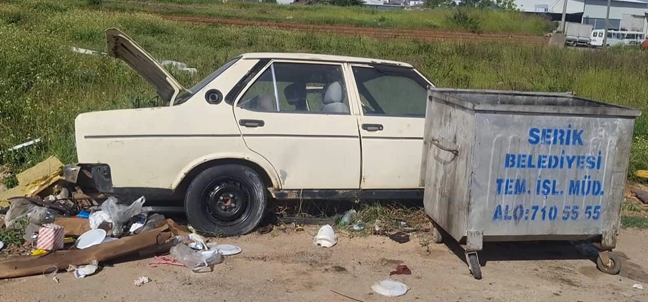 Bu da oldu buzdolabı, televizyon derken TOFAŞ otomobil de çöpe atıldı