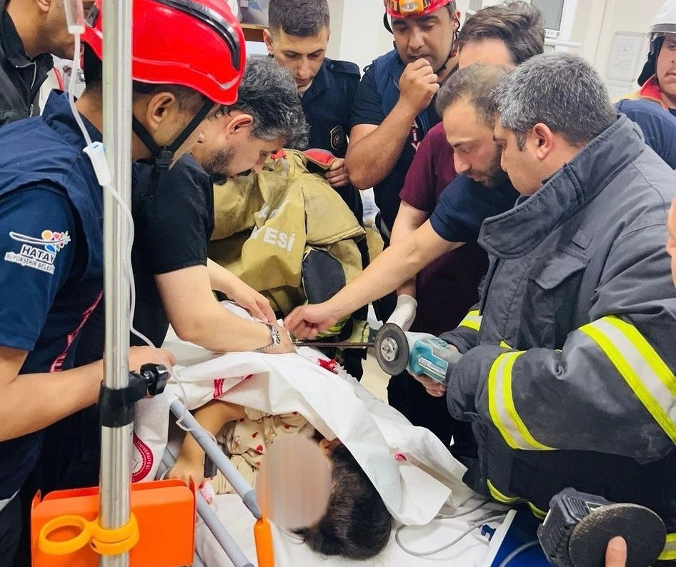 Çocuğun beline demir saplandı