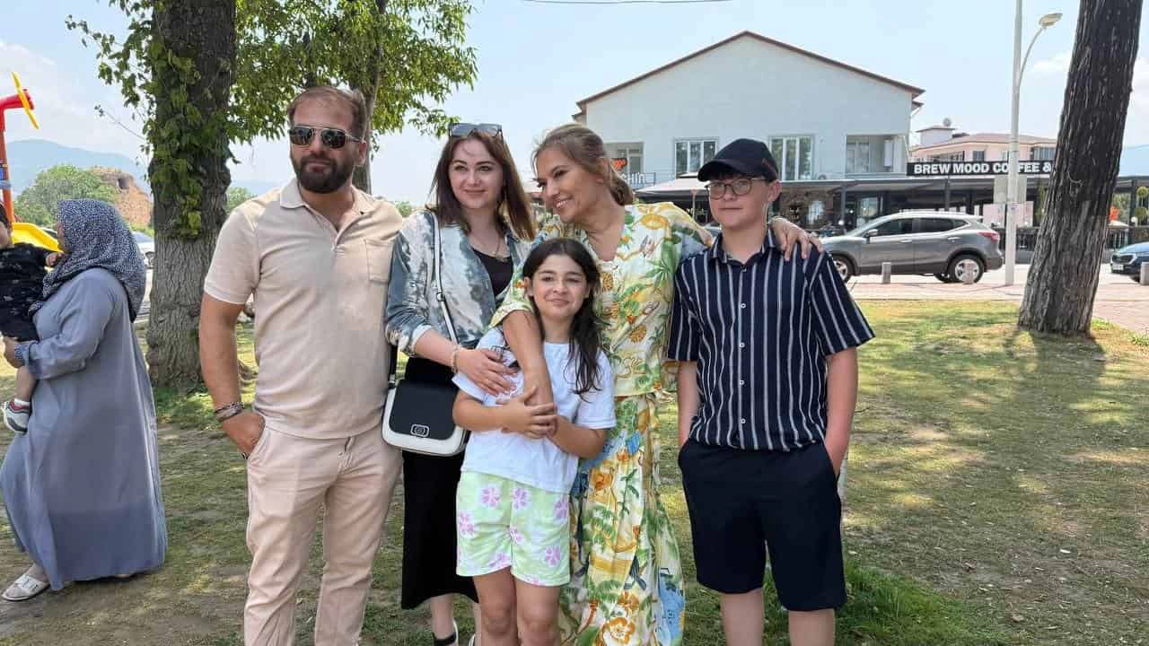 Demet Akalın’dan minik hayranına jest