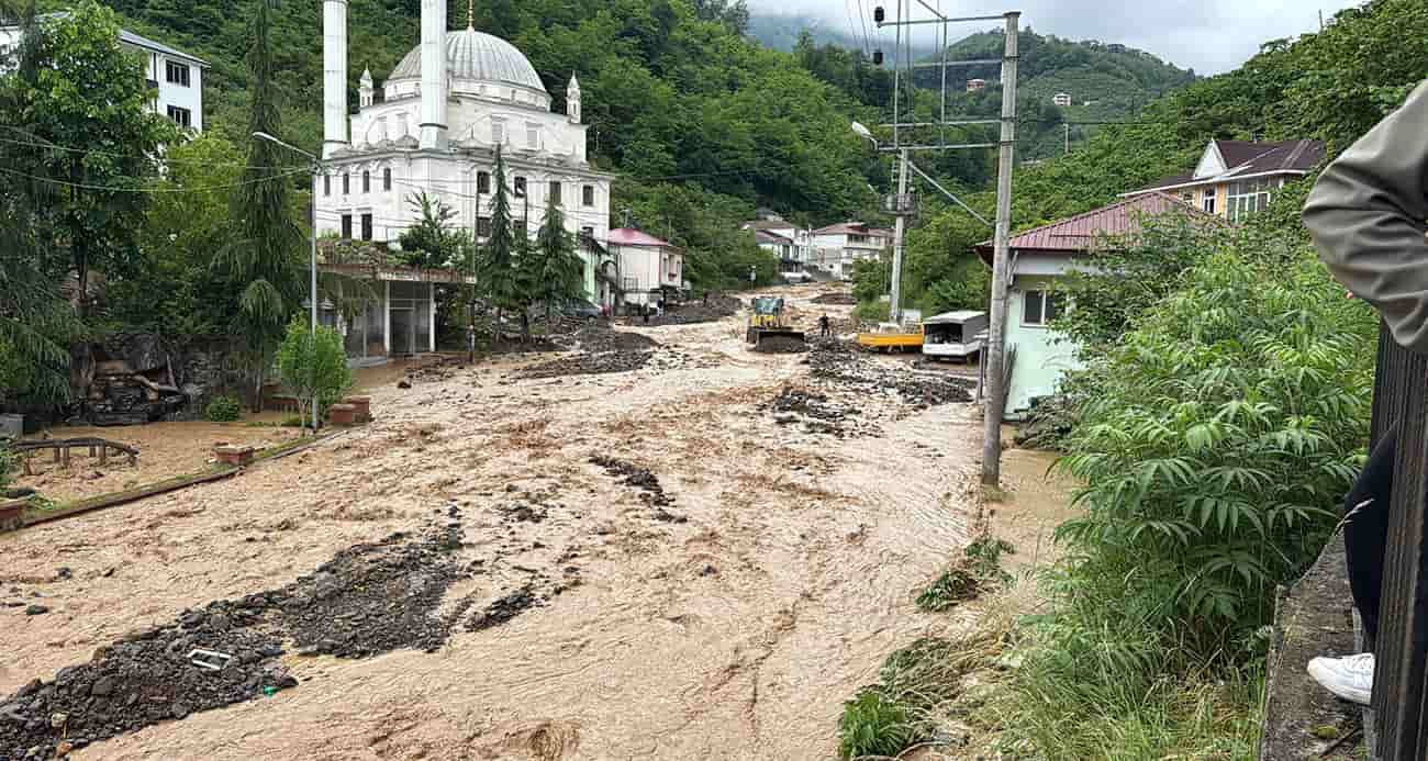 Trabzon’da şiddetli yağışlar sonrasında kaybolan yaşlı şahsı bulmak için çalışma başlatıldı
