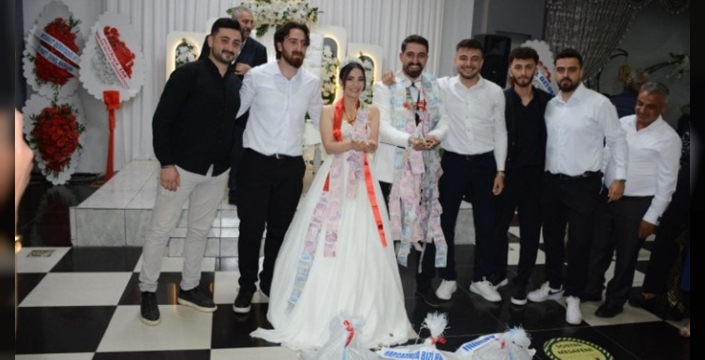 Damadın arkadaşlarından geline ağırlığınca para