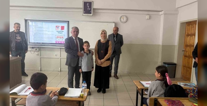 Hayat kurtaran öğretmene İlçe Milli Eğitim Müdüründen tebrik