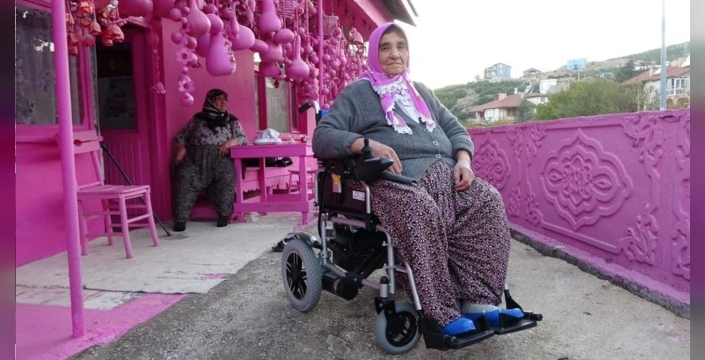 75 yaşına kadar bütün hayatını pembeye boyadı, akülü arabasına gücü yetmedi
