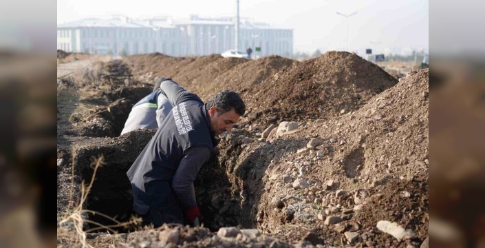 Erzurum’da kış öncesi mezar hazırlığı