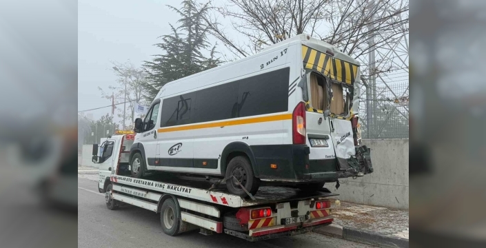 Öğrenci servisi, tır ve hafif ticari aracın karıştığı kazada 20 kişi yaralandı