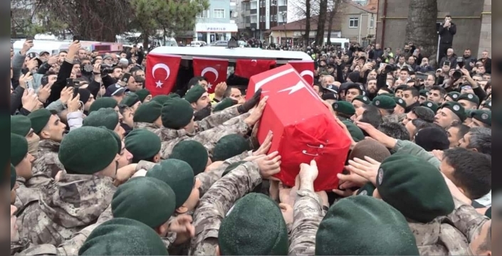 Samsunlu şehit polis, görev arkadaşlarının omzunda dualarla uğurlandı