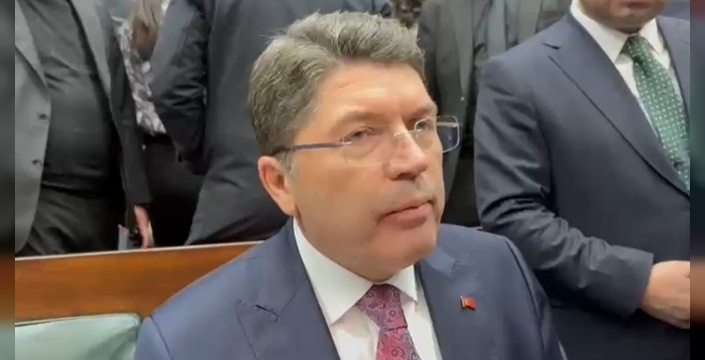 Bakan Tunç: "Bayrak indirme olayıyla ilgili 14 kişi gözaltına alındı''