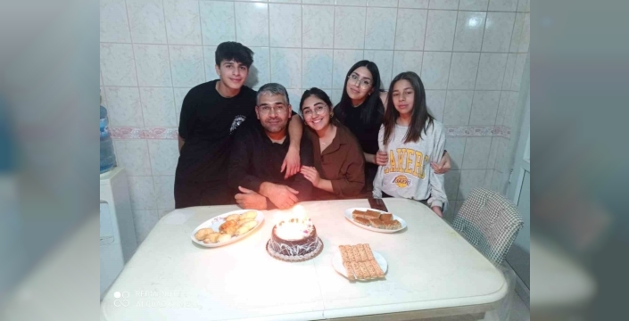 Depremde tüm ailesini kaybeden baba, 04.17’de mezar başında gözyaşlarına boğuldu