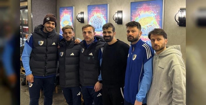 Erzurumspor FK’dan şampiyonluk yolunda moral gecesi: Futbolcular gece dönercisinde buluştu