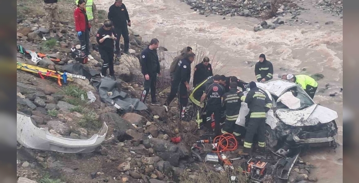 Erzincan’da otomobil dereye uçtu: 2 ölü, 1 ağır yaralı