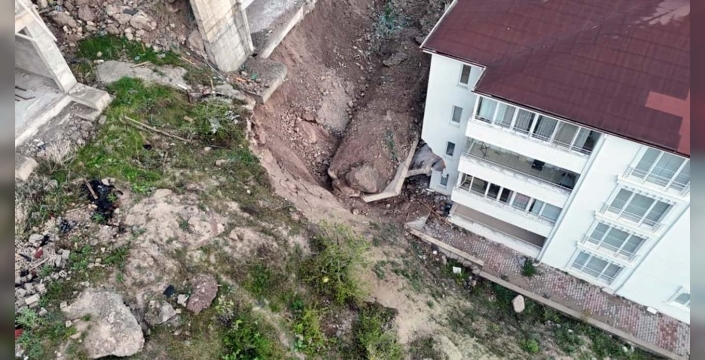 Nevşehir’de çöken istinat duvarı evlerin içine girdi: 10 ev tahliye edildi