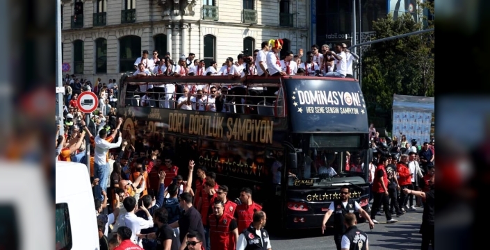 Şampiyon Galatasaray üstü açık otobüsle şehir turu attı