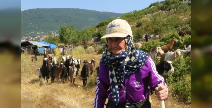 Antalya’nın süper çobanı Emine Nine: 94 yaşında, 90 yıldır keçileriyle dağlarda