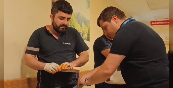 Çiviyi tahta yerine eline çaktı hastaneye kaldırıldı