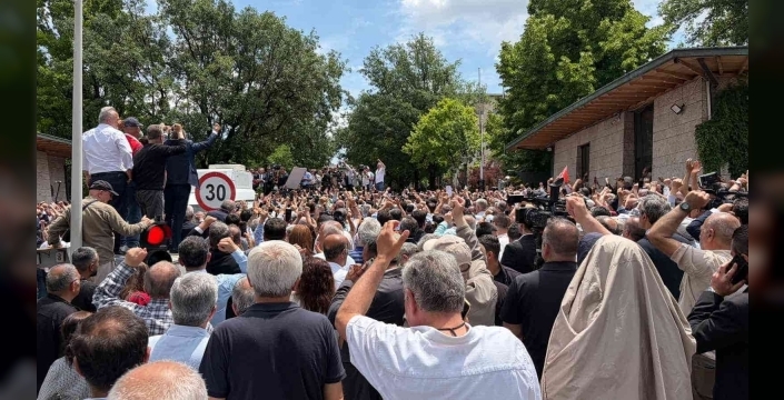 Özgür Özel TBMM önündeki kalabalığa seslendi