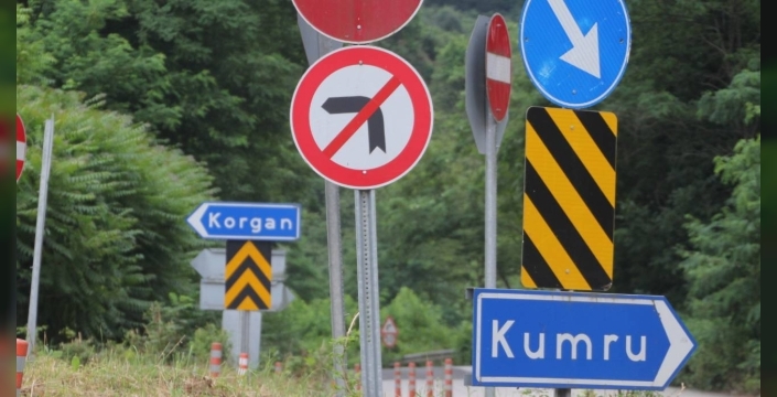 Kavşaktaki 29 tabela sürücülerin kafasını karıştırıyor