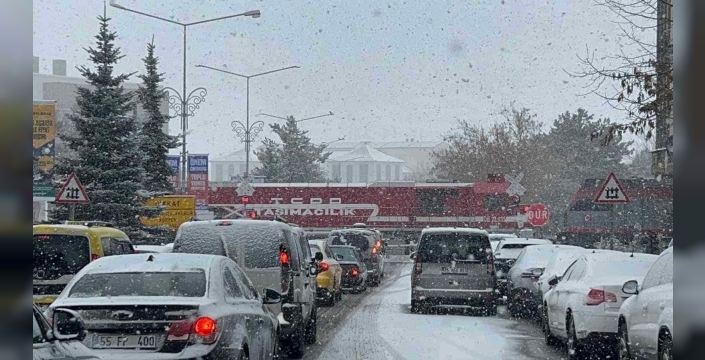 Erzurum’da ulaşıma kar engeli