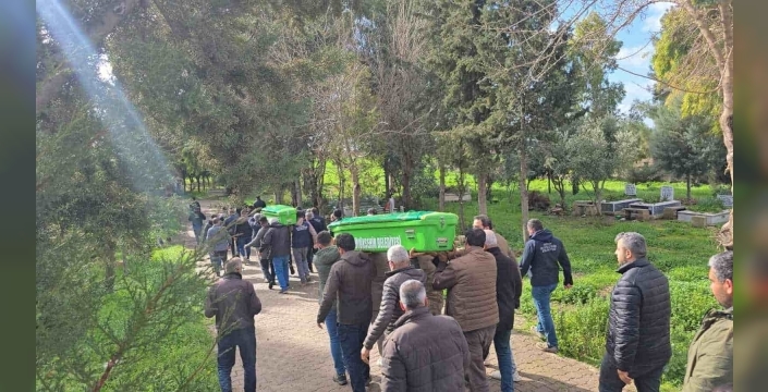 Hatay’da su dolu temelin içindeki toplarını almak isterken düşüp ölen 2 kardeş yan yana defnedildi